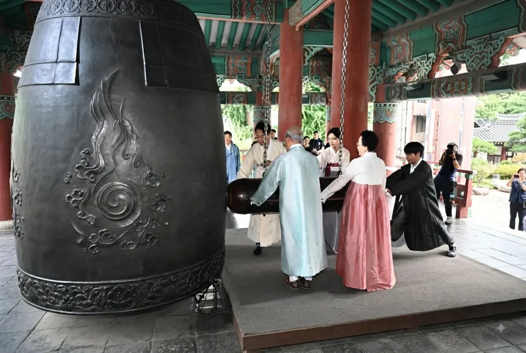 광복절을 기념하여 보신각에서 독립유공자 후손과 시민들이 전통 방식으로 대종을 타종하는 모습