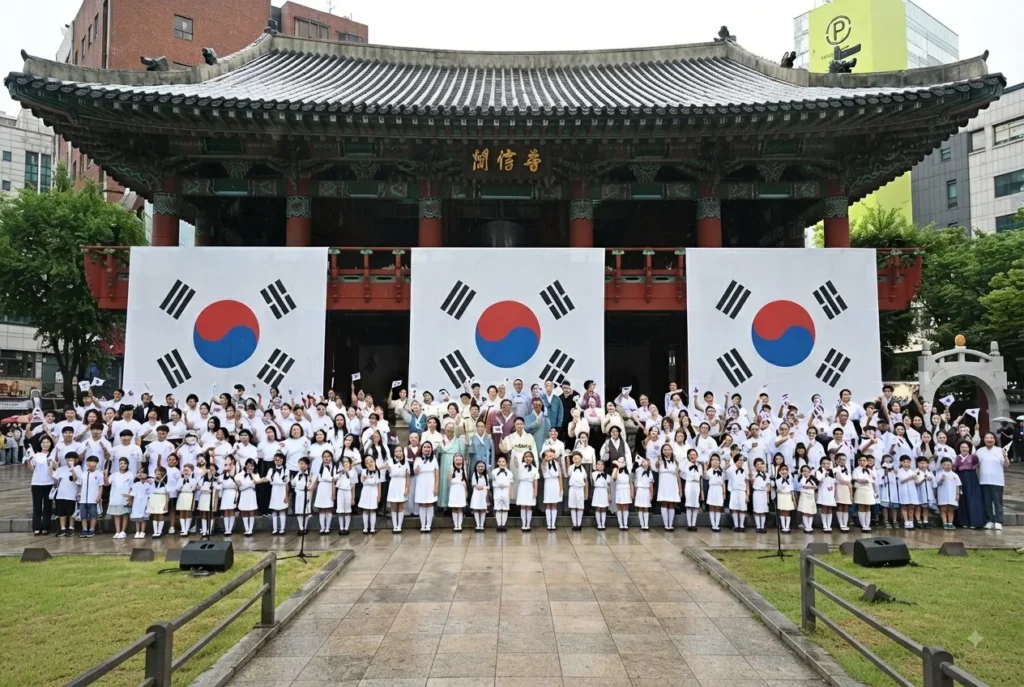 제81주년 광복절을 맞아 서울 보신각 앞에서 대형 태극기를 배경으로 기념촬영을 하는 시민들과 참가자들