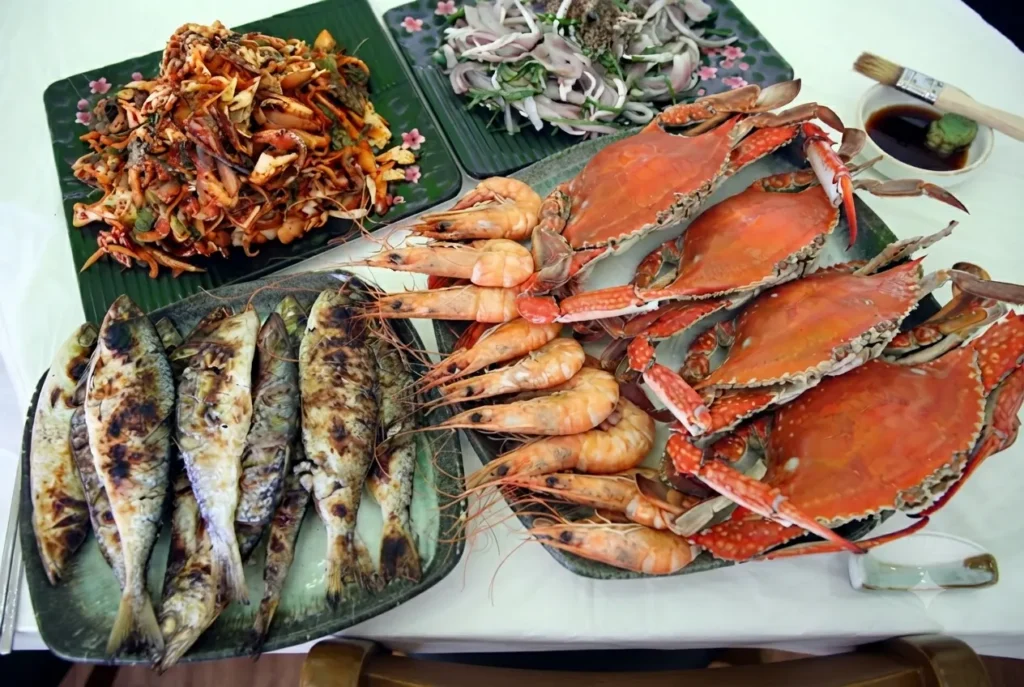 서천 홍원항 전어 꽃게 축제에서 맛볼 수 있는 제철 전어구이와 꽃게찜, 대하 해산물 한 상 차림
